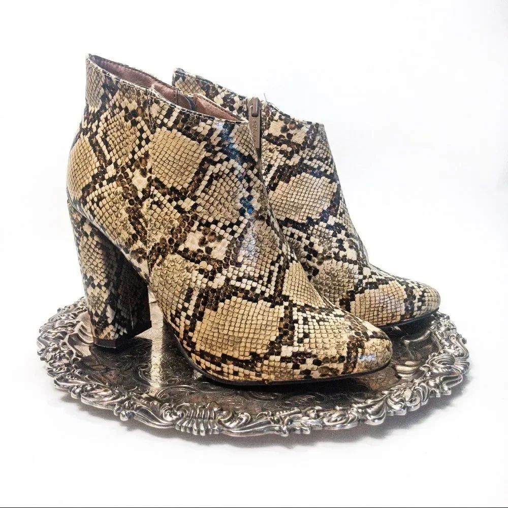Breckelle’s Faux Snakeskin Ankle Booties Sz 8